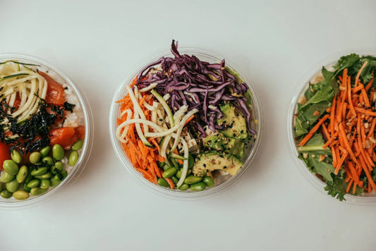 Drie kleurrijke vegan poke bowls met verse groenten op witte achtergrond