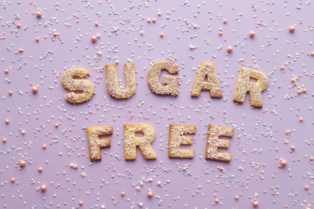 Koekjesletters met suikerloze tekst 'sugar free' op paarse ondergrond met kleurrijke strooisels