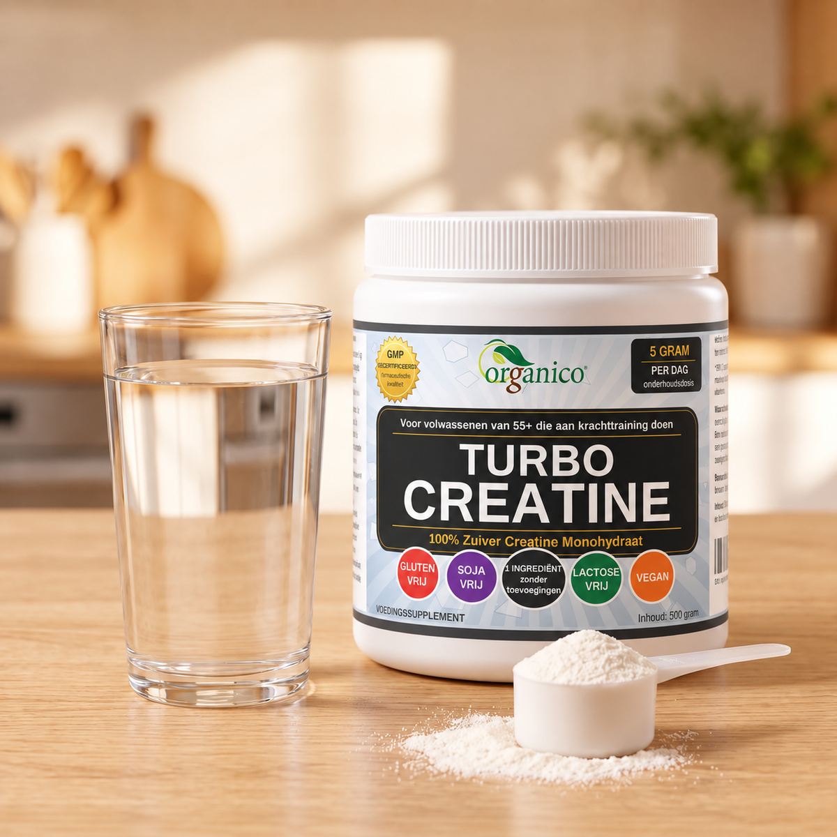 Organico Turbo Creatine 500 g pot met een glas water en maatlepel creatinepoeder.